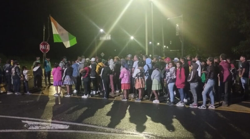 De bloqueo de tres horas a cierre por 12 horas, están dispuestos a realizar el grupo de indígenas en el sector de Remolinos