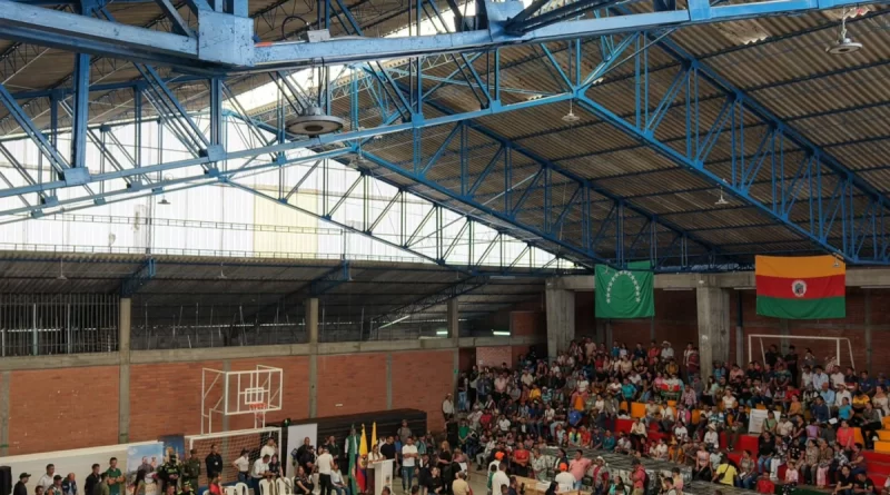 Gobernador de Risaralda entrega renovado coliseo municipal en Quinchía para el bienestar de la comunidad