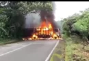Queman vehículos en la vía al Chocó y atacan estación de Tado