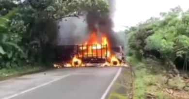 Queman vehículos en la vía al Chocó y atacan estación de Tado