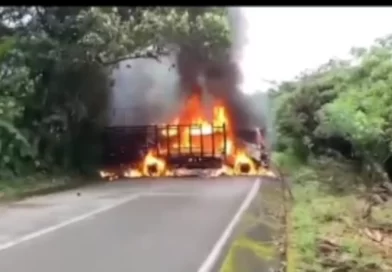 Queman vehículos en la vía al Chocó y atacan estación de Tado