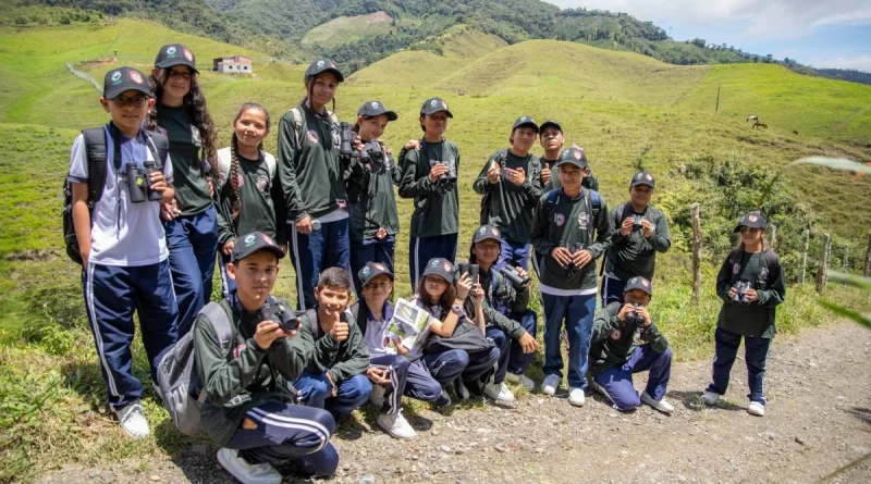Semillero Ambiental forma a niños y jóvenes en Pueblo Rico como expertos en observación de aves