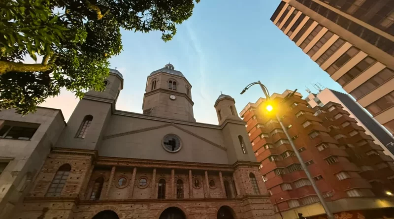La Catedral se volvió a mantener en pie