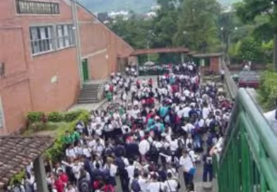 Recuperan mochilas de alumnos del INEM