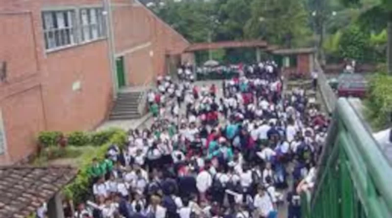 Recuperan mochilas de alumnos del INEM