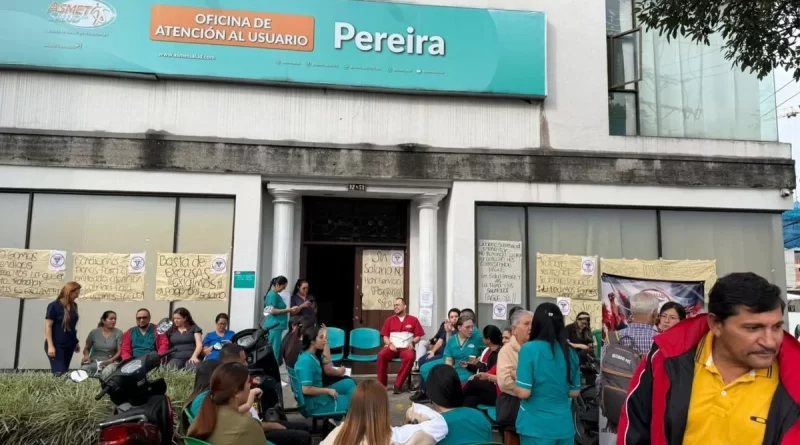 Los trabajadores de Asmet Salud en Risaralda participaron en un plantón para hacer un llamado al Gobierno Nacional