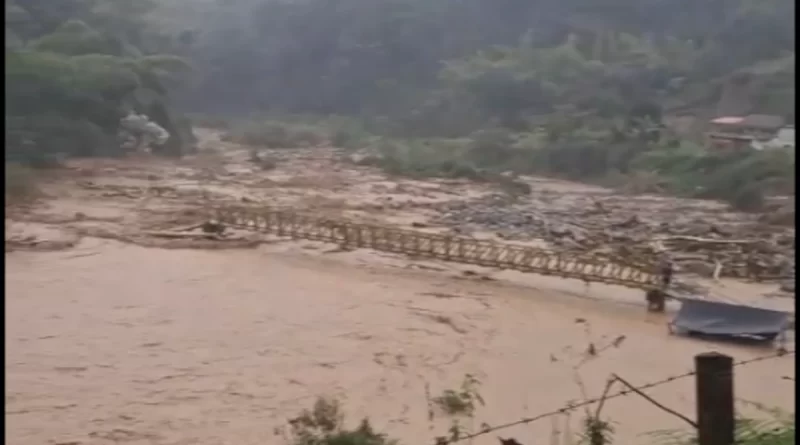 Se debordó el río Campoalegre en el municipio de Santa Rosa de Cabal